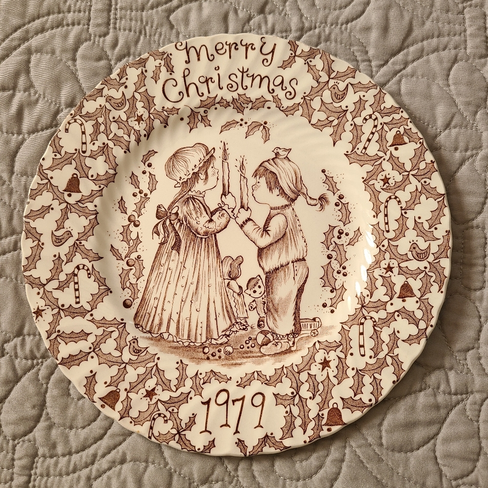 Vintage 1979 Christmas Porcelain China Collectible Plate Royal Crownford England